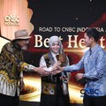 Sanga Sanga Group CEO, Riva Effrianti didampingi oleh Bambang Pranoto Sanga Sanga Group Founder menerima penghargaan dalam acara Road To CNBC Indonesia Awards di Jakarta, Kamis (24/9/2026). (CNBC Indonesia/Faisal Rahman)