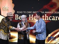 Sanga Sanga Group CEO, Riva Effrianti didampingi oleh Bambang Pranoto Sanga Sanga Group Founder menerima penghargaan dalam acara Road To CNBC Indonesia Awards di Jakarta, Kamis (24/9/2026). (CNBC Indonesia/Faisal Rahman)