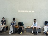 Sarjana menganggur di China duduk di perpusatakaan