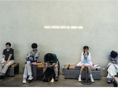 Sarjana menganggur di China duduk di perpusatakaan