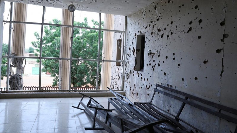 Sebuah dinding yang menunjukkan bekas serpihan peluru di gedung Pengadilan Kota Um Rawaba, Sudan (wilayah Kordofan Utara), pada 16 September 2026, setelah serangan pesawat nirawak yang diduga dilakukan oleh kelompok paramiliter Rapid Support Forces (RSF) menghantam gedung pengadilan tersebut—sebuah pusat peradilan terkemuka—awal bulan ini.