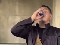 Sejumlah pria meminum pelumas kendaraan demi tingkatkan stamina. (Tangkapan Layar Tiktok/agusbudiman998 via Detikcom)