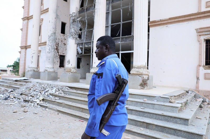 Seorang petugas polisi Sudan berjaga di depan gedung Pengadilan Kota Um Rawaba setelah serangan pesawat nirawak (drone)&mdash;yang diduga dilakukan oleh kelompok paramiliter Rapid Support Forces (RSF)&mdash;menghantam gedung pengadilan tersebut, yang merupakan pusat peradilan terkemuka, pada awal bulan ini di Kordofan Utara, Sudan, 16 September 2026. (REUTERS/El Tayeb Siddig)