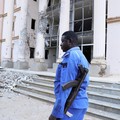 Seorang petugas polisi Sudan berjaga di depan gedung Pengadilan Kota Um Rawaba setelah serangan pesawat nirawak (drone)yang diduga dilakukan oleh kelompok paramiliter Rapid Support Forces (RSF) menghantam gedung pengadilan tersebut