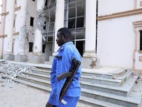 Seorang petugas polisi Sudan berjaga di depan gedung Pengadilan Kota Um Rawaba setelah serangan pesawat nirawak (drone)yang diduga dilakukan oleh kelompok paramiliter Rapid Support Forces (RSF) menghantam gedung pengadilan tersebut