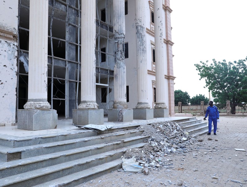 Seorang petugas polisi Sudan berjaga di depan gedung Pengadilan Kota Um Rawaba setelah serangan pesawat nirawak (drone)&mdash;yang diduga dilakukan oleh kelompok paramiliter Rapid Support Forces (RSF)&mdash;menghantam gedung pengadilan tersebut, yang merupakan pusat peradilan terkemuka, pada awal bulan ini di Kordofan Utara, Sudan, 16 September 2026. (REUTERS/El Tayeb Siddig)