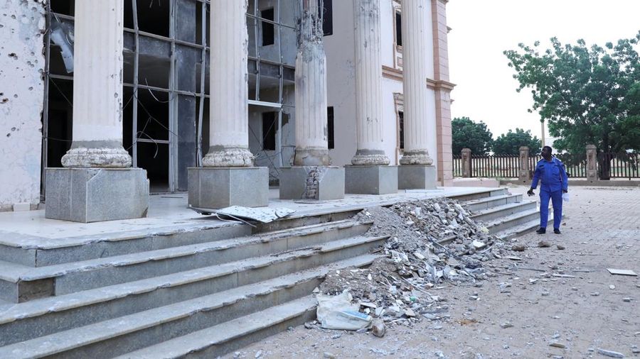 Seorang petugas polisi Sudan berjaga di depan gedung Pengadilan Kota Um Rawaba setelah serangan pesawat nirawak (drone)yang diduga dilakukan oleh kelompok paramiliter Rapid Support Forces (RSF)menghantam gedung pengadilan tersebut,