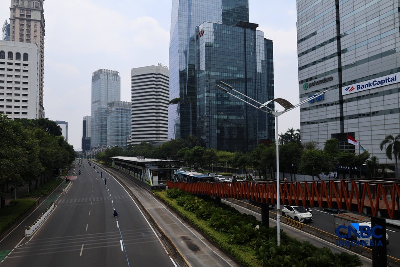 Suasana jalan di sepanjang jalan Sudirman pantauan dari jembatan pinisi, Jakarta, Kamis, (24/9/2026). (CNBC Indonesia/Muhammad Sabki)