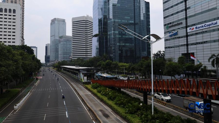 Suasana jalan di sepanjang jalan Sudirman pantauan dari jembatan pinisi, Jakarta, Kamis, (24/9/2026).