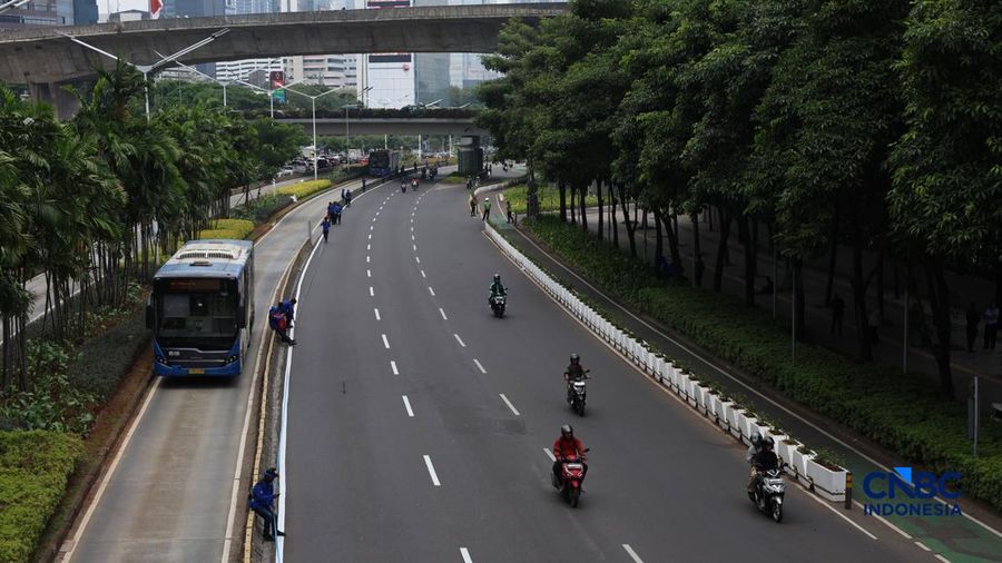 Suasana jalan di sepanjang jalan Sudirman pantauan dari jembatan pinisi, Jakarta, Kamis, (24/9/2026). (CNBC Indonesia/Muhammad Sabki)