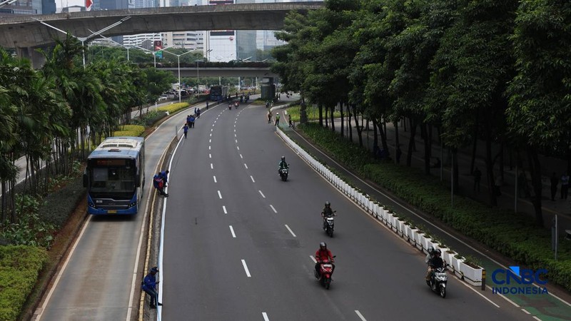 Suasana jalan di sepanjang jalan Sudirman pantauan dari jembatan pinisi, Jakarta, Kamis, (24/9/2026). (CNBC Indonesia/Muhammad Sabki)