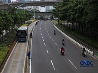 Suasana jalan di sepanjang jalan Sudirman pantauan dari jembatan pinisi, Jakarta, Kamis, (24/9/2026). (CNBC Indonesia/Muhammad Sabki)