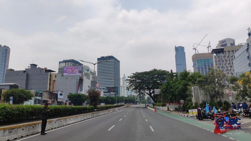 Suasana jalan jelang demo sudirman lengan setelah rekayasa lalin diterapkan di depan Bank UOB, Jakarta, Kamis (24/9/2026).