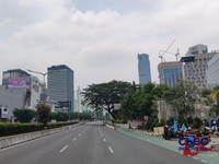 Suasana jalan jelang demo sudirman lengan setelah rekayasa lalin diterapkan di depan Bank UOB, Jakarta, Kamis (24/9/2026). (CNBC Indonesia/Emir Yanwardhana)
