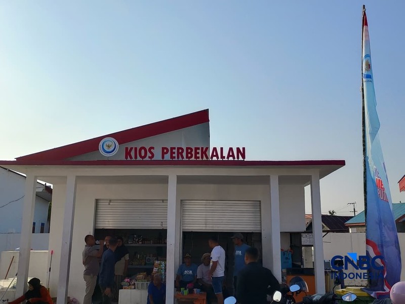 Menteri Kelautan dan Perikanan (MenKP) Sakti Wahyu Trenggono bersama Menteri Koperasi (Menkop) Ferry Juliantono saat melihat langsung Kampung Nelayan Merah Putih (KNMP) Tongke-tongke, Kabupaten Sinjai, Sulawesi Selatan, Jumat (25/9/2026). (CNBC Indonesia/Martyasari Rizki)