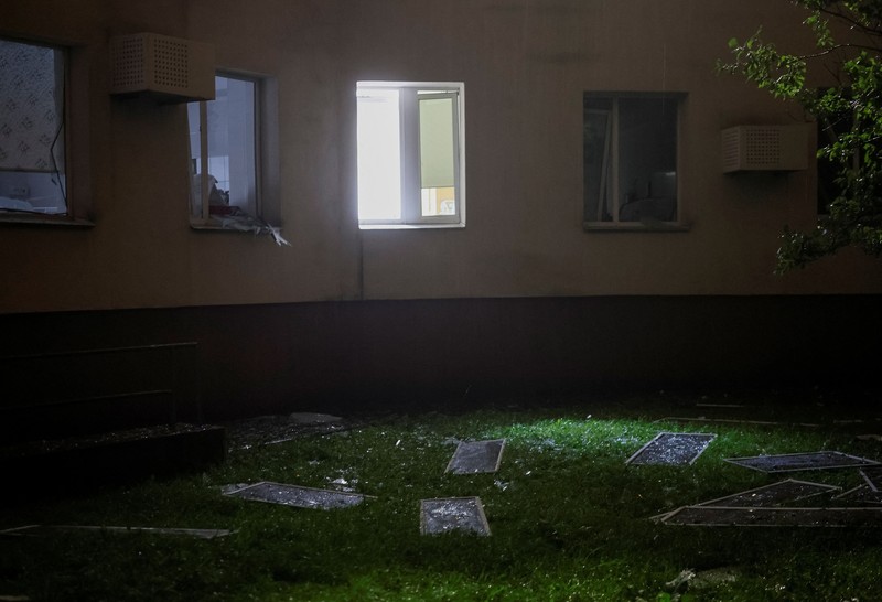 Suasana usai serangan rudal Rusia di Kyiv, Ukraina, Kamis (24/9/2026). (REUTERS/Gleb Garanich)