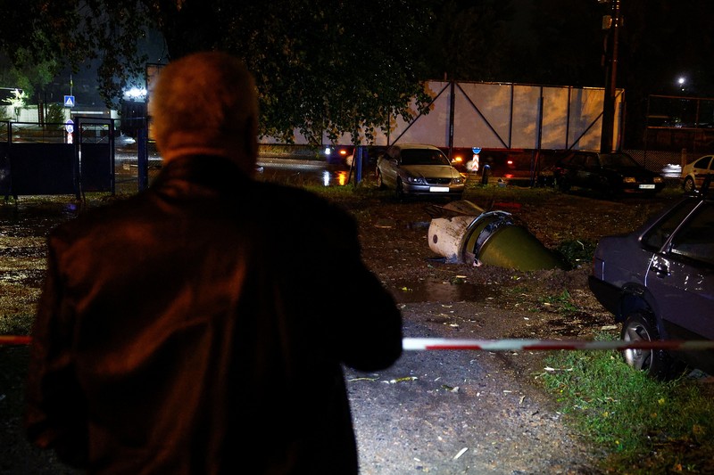 Suasana usai serangan rudal Rusia di Kyiv, Ukraina, Kamis (24/9/2026). (REUTERS/Gleb Garanich)