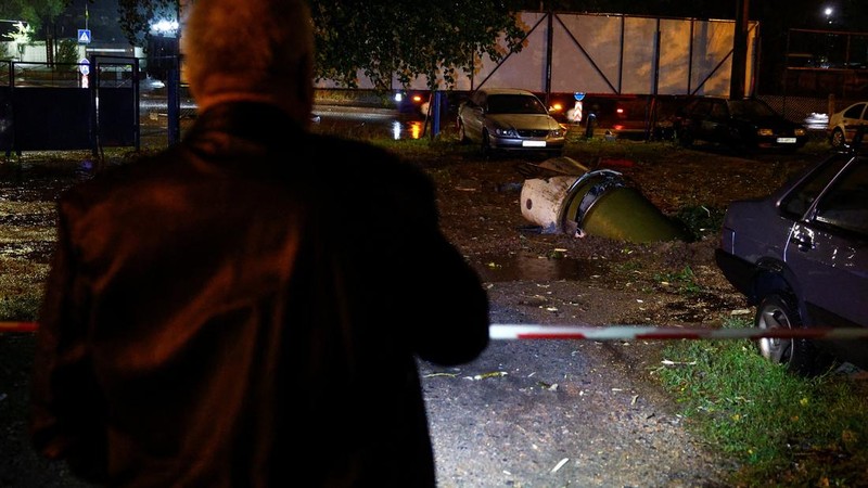 Suasana usai serangan rudal Rusia di Kyiv, Ukraina, Kamis (24/9/2026). (REUTERS/Valentyn Ogirenko)