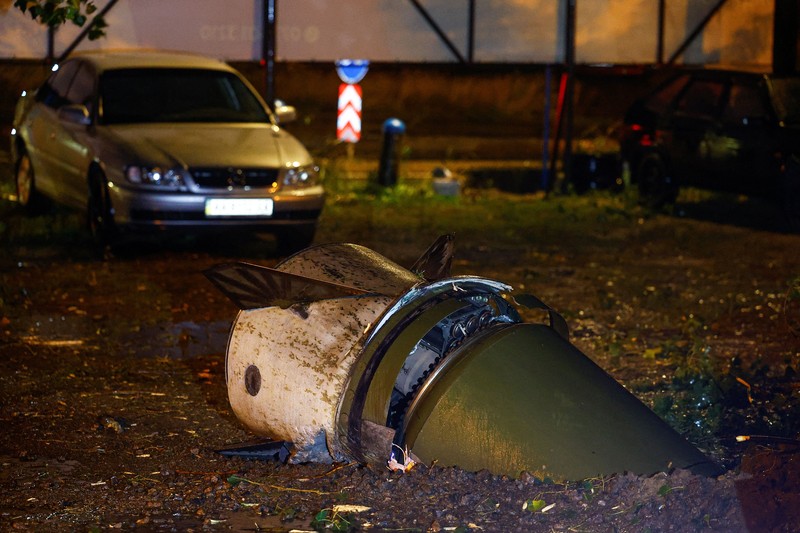 Suasana usai serangan rudal Rusia di Kyiv, Ukraina, Kamis (24/9/2026). (REUTERS/Gleb Garanich)