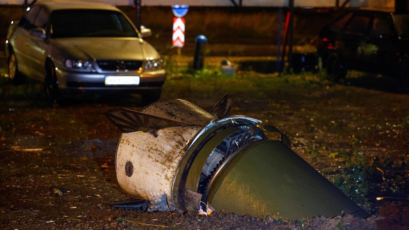 Suasana usai serangan rudal Rusia di Kyiv, Ukraina, Kamis (24/9/2026). (REUTERS/Valentyn Ogirenko)