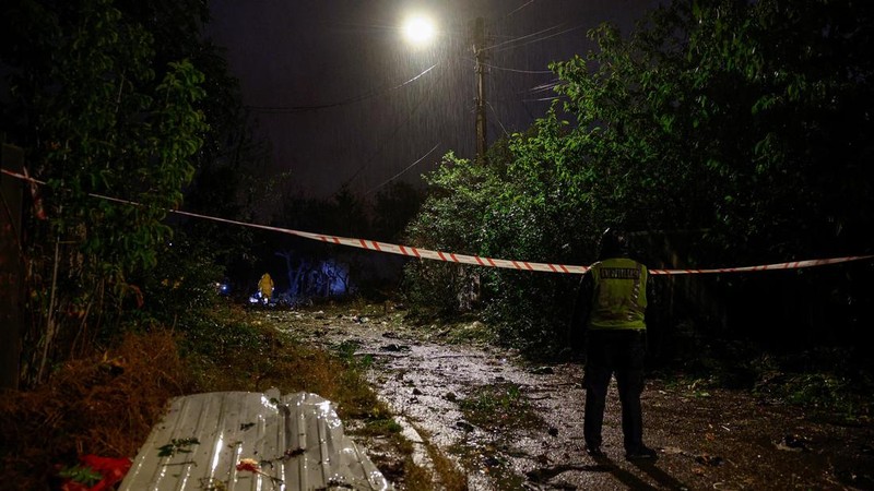 Suasana usai serangan rudal Rusia di Kyiv, Ukraina, Kamis (24/9/2026). (REUTERS/Valentyn Ogirenko)