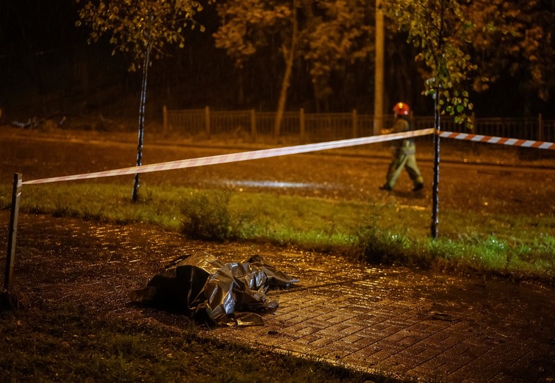 Suasana usai serangan rudal Rusia di Kyiv, Ukraina, Kamis (24/9/2026). (REUTERS/Gleb Garanich)