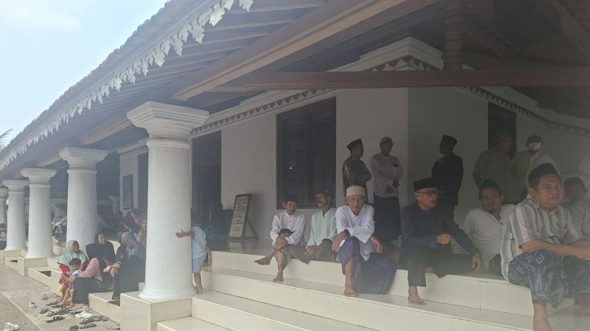 Warga Carita Datangi Masjid Salatkan Jenazah ABK Kapal 5 Jurnalis Hilang