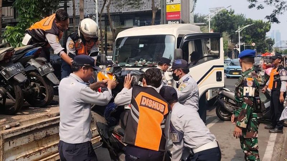 Ilustrasi berita Nasional: Parkir Liar di Senopati Kena Sidak, Motor-motor Diangkut Dishub