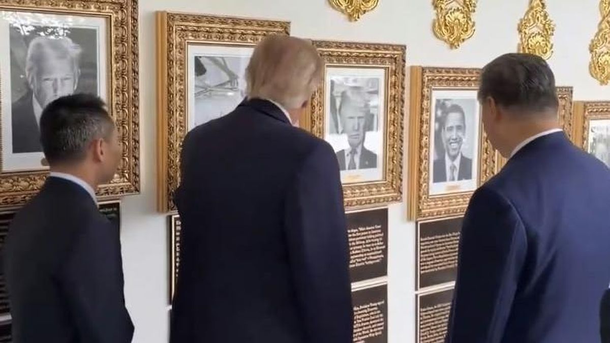Ilustrasi berita Nasional: Ajak Xi Jinping Tur Gedung Putih, Trump Tunjukkan Foto Tanda Tangan Biden