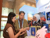 Direktur Utama Bank Mega, Kostaman Thayib (tengah) menyaksikan pengunjung yang tengah melakukan transaksi pembayaran menggunakan QRIS Cross Border - Korea Selatan dan QRIS Cross Border  Tiongkok (Cina) yang kini telah dapat dilakukan melalui aplikasi