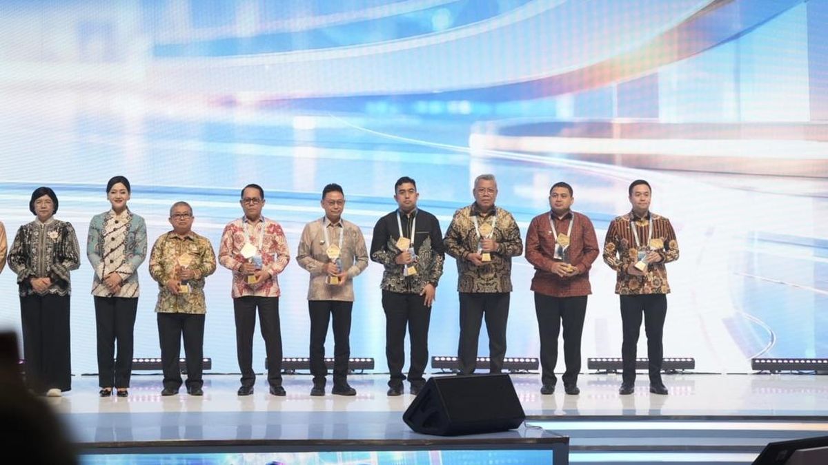 Dorong Transformasi Digital, Walkot Makassar Terima Penghargaan TP2DD — NadiKabar.com
