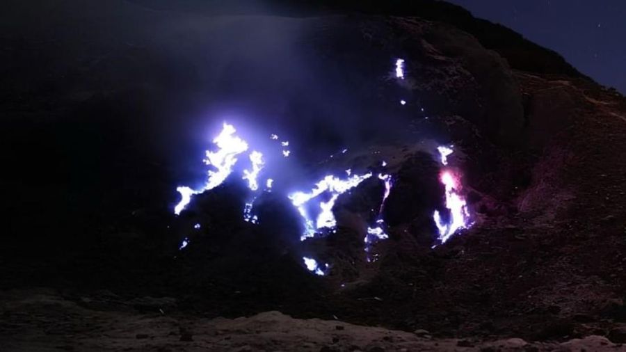 Fenomena Blue Fire di Gunung Papandayan. (Dok. Istimewa/BBKSDA Jabar via Detikcom)