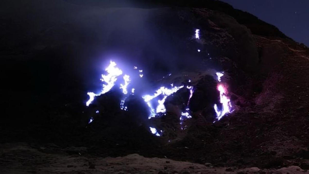 Ada Fenomena Blue Fire di Papandayan, Warga Diminta Jauhi 500 Meter