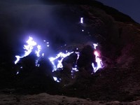 Fenomena Blue Fire di Gunung Papandayan. (Dok. Istimewa/BBKSDA Jabar via Detikcom)