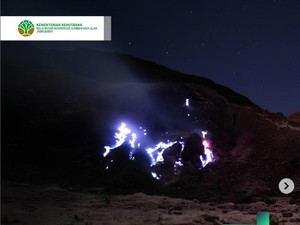 Blue Fire Appears on Mount Papandayan, Geological Agency Investigates Its Risks