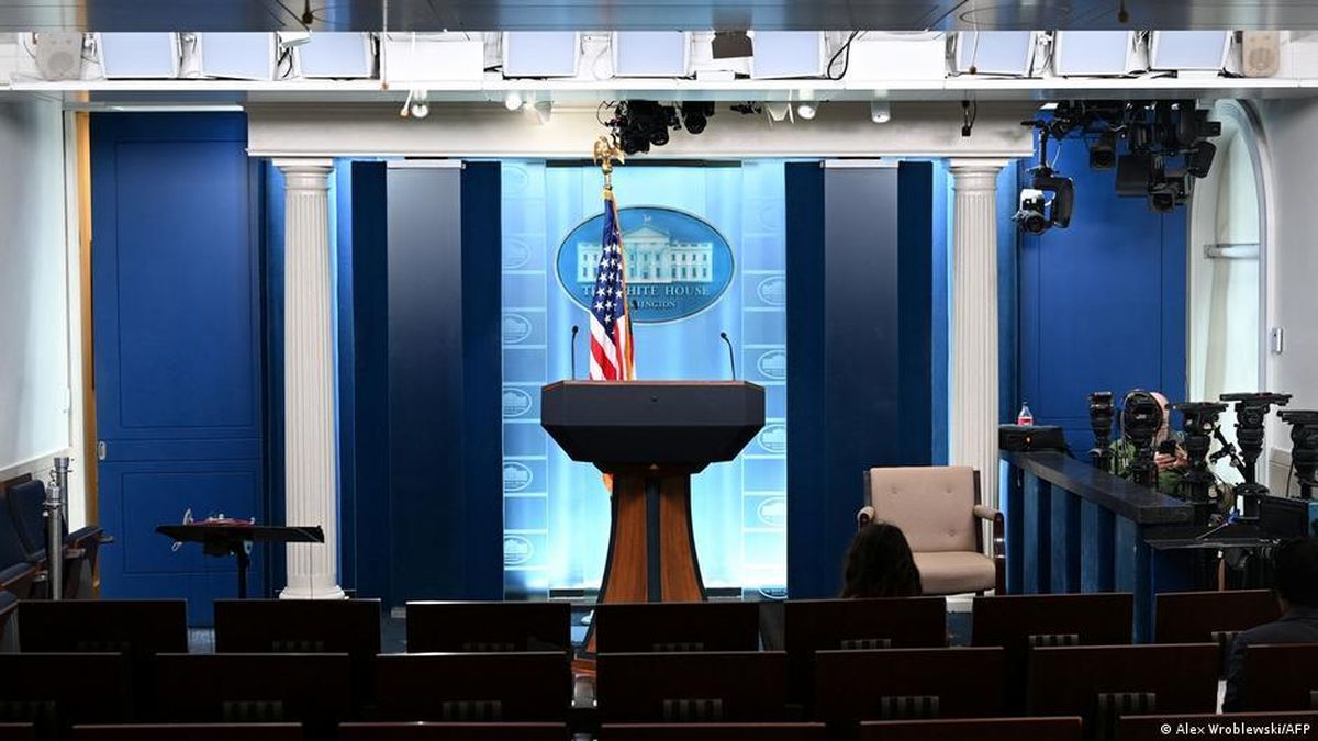 Larangan Trump Langgar Konstitusi, Awak Media Bisa Kembali ke Gedung Putih — NadiKabar.com