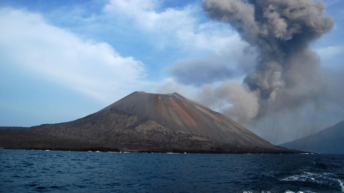 Ilustrasi berita Nasional: 8 Aki Alat Pemantau Gunung Anak Krakatau Raib Dicuri