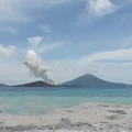 Kepulan asap putih membumbung kelangit saat aktivitas Gunung Anak Krakatau. (Dok. BRIN)