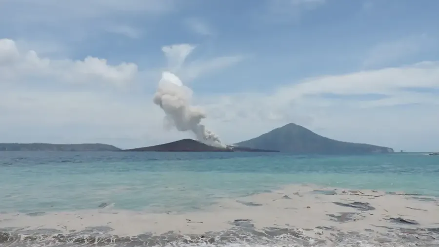 Kepulan asap putih membumbung kelangit saat aktivitas Gunung Anak Krakatau. (Dok. BRIN)