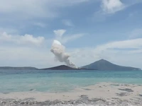 Kepulan asap putih membumbung kelangit saat aktivitas Gunung Anak Krakatau. (Dok. BRIN)