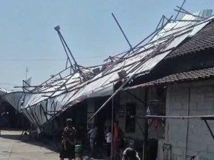 Atap Parkiran Pasar Wonopolo Demak Rungkad Disapu Puting Beliung