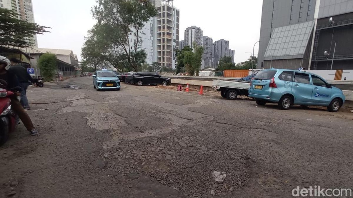 Jalan Rusak di Kuningan Jaksel Juga Minim Penerangan, Pemotor Rawan Celaka