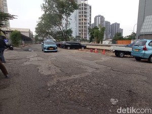 Jalan Rusak di Kuningan Jaksel Juga Minim Penerangan, Pemotor Rawan Celaka