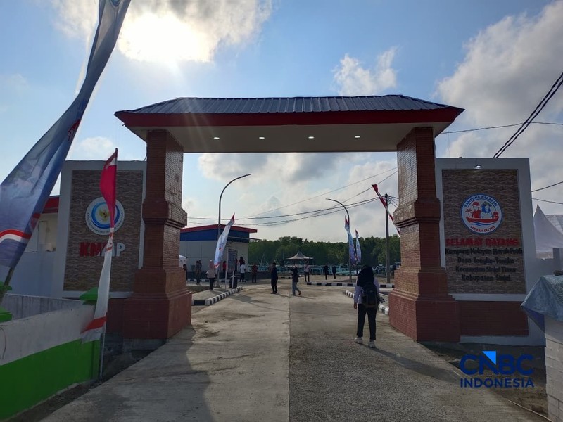 Menteri Kelautan dan Perikanan (MenKP) Sakti Wahyu Trenggono bersama Menteri Koperasi (Menkop) Ferry Juliantono saat melihat langsung Kampung Nelayan Merah Putih (KNMP) Tongke-tongke, Kabupaten Sinjai, Sulawesi Selatan, Jumat (25/9/2026). (CNBC Indonesia/Martyasari Rizki)