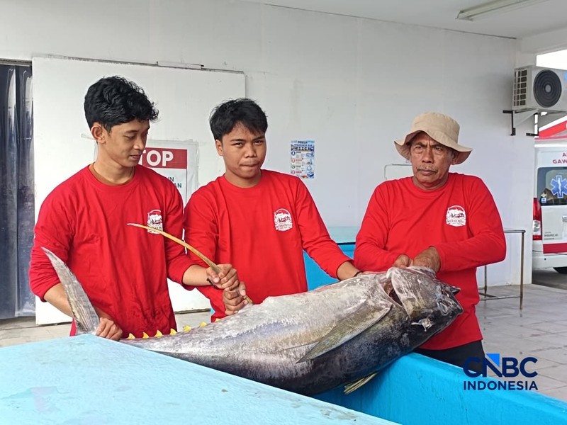 Menteri Kelautan dan Perikanan (MenKP) Sakti Wahyu Trenggono bersama Menteri Koperasi (Menkop) Ferry Juliantono saat melihat langsung Kampung Nelayan Merah Putih (KNMP) Tongke-tongke, Kabupaten Sinjai, Sulawesi Selatan, Jumat (25/9/2026). (CNBC Indonesia/Martyasari Rizki)