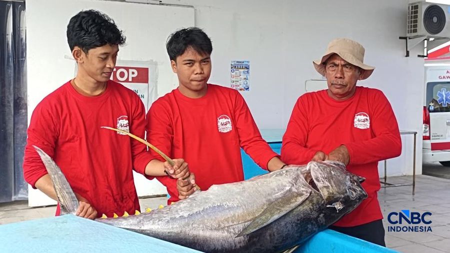 Menteri Kelautan dan Perikanan (MenKP) Sakti Wahyu Trenggono bersama Menteri Koperasi (Menkop) Ferry Juliantono saat melihat langsung Kampung Nelayan Merah Putih (KNMP) Tongke-tongke, Kabupaten Sinjai, Sulawesi Selatan, Jumat (25/9/2026). (CNBC Indon