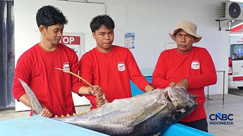 Menteri Kelautan dan Perikanan (MenKP) Sakti Wahyu Trenggono bersama Menteri Koperasi (Menkop) Ferry Juliantono saat melihat langsung Kampung Nelayan Merah Putih (KNMP) Tongke-tongke, Kabupaten Sinjai, Sulawesi Selatan, Jumat (25/9/2026). (CNBC Indon