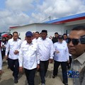 Menteri Kelautan dan Perikanan (MenKP) Sakti Wahyu Trenggono bersama Menteri Koperasi (Menkop) Ferry Juliantono saat melihat langsung Kampung Nelayan Merah Putih (KNMP) Tongke-tongke, Kabupaten Sinjai, Sulawesi Selatan, Jumat (25/9/2026). (CNBC Indon