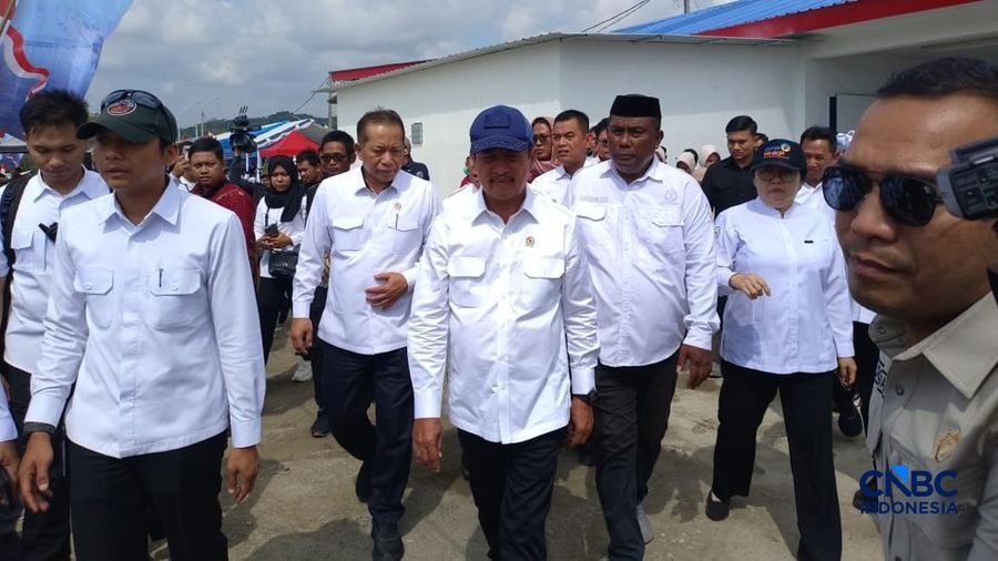 Menteri Kelautan dan Perikanan (MenKP) Sakti Wahyu Trenggono bersama Menteri Koperasi (Menkop) Ferry Juliantono saat melihat langsung Kampung Nelayan Merah Putih (KNMP) Tongke-tongke, Kabupaten Sinjai, Sulawesi Selatan, Jumat (25/9/2026). (CNBC Indon