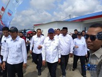 Menteri Kelautan dan Perikanan (MenKP) Sakti Wahyu Trenggono bersama Menteri Koperasi (Menkop) Ferry Juliantono saat melihat langsung Kampung Nelayan Merah Putih (KNMP) Tongke-tongke, Kabupaten Sinjai, Sulawesi Selatan, Jumat (25/9/2026). (CNBC Indon